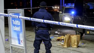 السويد : محاكمة ثلاثة متطرفين بتهمة تفجير مبنى لإيواء اللاجئين