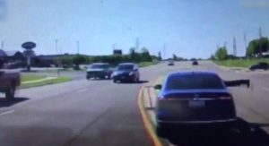 بالفيديو .. أمريكي ينقذ سائقاً أصيب بنوبة قلبية و فقد السيطرة على سيارته