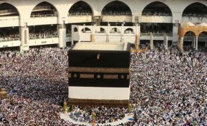 مئات الآلاف يتوافدون إلى مكة لقضاء العشر الأواخر من شهر رمضان