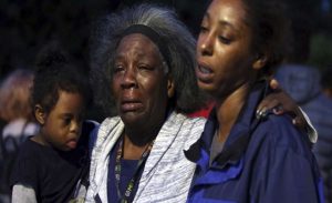 الشرطة الأمريكية تقتل امرأة سوداء حامل أمام أبنائها ( فيديو )