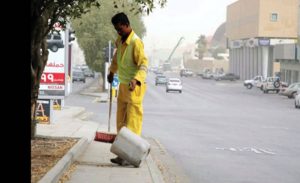 بالفيديو .. سعودي يوثق جمع عامل نظافة امتهن التسول لمبلغ كبير خلال ساعات