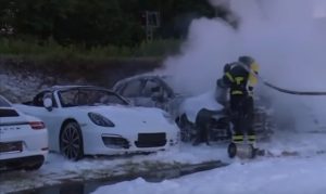 ألمانيا : حريق يلتهم 12 سيارة بورش و الشرطة تعتقد أنه مفتعل ( فيديو )