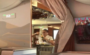 مضيفة طيران الإمارات تقوم بإعادة سكب الـ ” شمبانيا ” من الكؤوس إلى داخل الزجاجة ! ( فيديو )