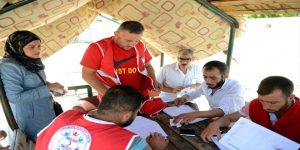 الهلال الأحمر التركي يوزّع مستلزمات صحية على 2000 عائلة سورية