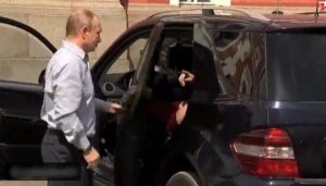 الكرملين يكشف سر ” ذات الرداء الأحمر ” في سيارة بوتين ( فيديو )