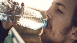 أطباء : استخدام قوارير الماء البلاستيكية أكثر من مرة يضر بالصحة الجنسية