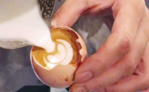 بالفيديو .. مقهى أسترالي يقدم القهوة لزبائنه داخل ” قشر البيض ” !