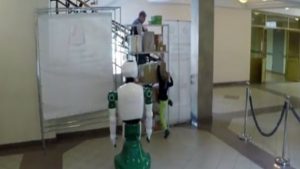 في روسيا .. ” روبوت آلي ” يتخطى حدود برمجته و ينقذ طفلة صغيرة من السقوط ! ( فيديو )
