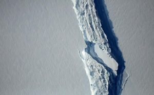 القطب الجنوبي : أكبر جبل جليد وزنه تريليون طن يتزحزح من مكانه !