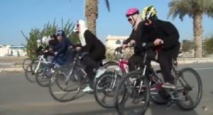 بالفيديو .. فريق نسائي يمارس رياضة الدراجات على كورنيش جدة