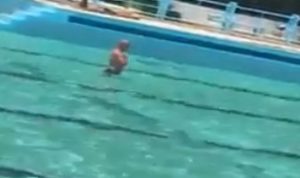 في المغرب .. رجل يصلي داخل حمام سباحة ! ( فيديو )