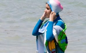 ملابسها قد تلوث البحر .. رواد شاطئ بمصر يجبرون محجبة على الخروج من المياه