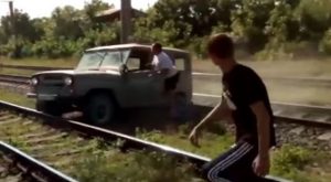بالفيديو .. رجل روسي ينجو بأعجوبة بعدما حطم القطار سيارته