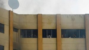 نجاة رجل قفز من الطابق التاسع بحريق في السلفادور ( فيديو )