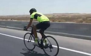 مصري يدخل ” موسوعة غينيس ” كأسرع متسابق دراجات