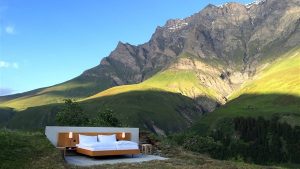 بالفيديو .. فندق بدون جدران يجذب السياح في جبال الألب