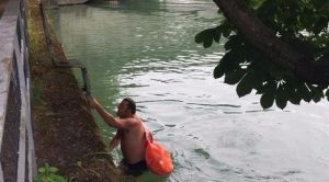 بالفيديو .. رجل ألماني يسبح إلى العمل يومياً لتجنب ازدحام المرور !