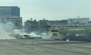 أمريكا : تحطم طائرة صغيرة على طريق سريع في كاليفورنيا ( فيديو )