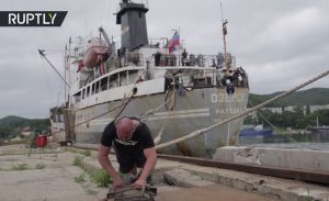 روسي يسحب ” سفينة ” و يهدي إنجازه لبوتين ! ( فيديو )