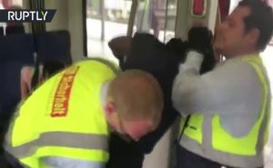 في ألمانيا .. طرد راكب من قطار بشكل وحشي ( فيديو )