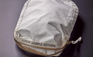 حقيبة ” عينات القمر ” تباع بـ 1.8 مليون دولار في مزاد علني