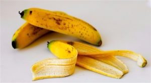 تعرف على 7 استخدامات مدهشة لـ ” قشور الموز ” في المنزل