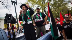 مسلمون و يهود يتظاهرون معاً أمام سفارة إسرائيل في واشنطن نصرة للقدس