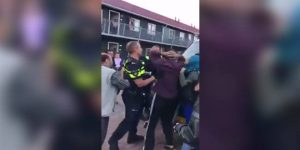 هولندا : طالبو لجوء يتظاهرون لمنع ترحيل عائلة لاجئة ( فيديو )