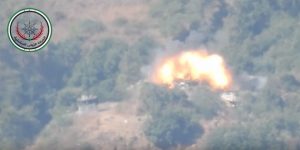 اللاذقية : لحظة نسف الجيش الحر تجمعاً للميليشيات النظامية بـ ” صاروخ تاو ” في جبل التركمان ( فيديو )