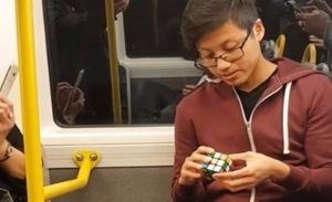 بالفيديو .. فتى أسترالي يحل ” مكعب روبيك ” بـ 17 ثانية و هو في القطار