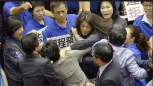 بالفيديو .. معركة داخل برلمان تايوان شاركت فيها النساء