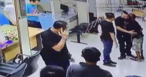 بالفيديو .. شرطي تايواني يمنع رجلاً من الانتحار بسكين
