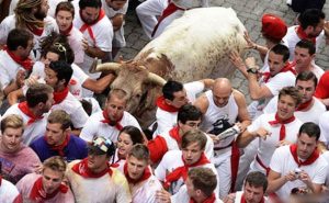 انطلاق مهرجان ” سان فيرمين ” لمصارعة الثيران في مدينة بامبلونا الإسبانية