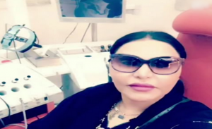 من داخل عيادة التجميل .. المغنية الإماراتية أحلام تستشير جمهورها لإجراء عملية لأنفها ( فيديو )