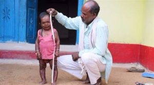 بالفيديو .. خمسيني هندي يعيش في جسد طفل بعمر 5 سنوات