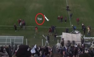 بالفيديو .. أحد المشجعين يسقط طائرة ” درون ” أثناء المباراة !