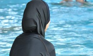 المغرب : منع سائحة أمريكية مسلمة من السباحة بـ ” البوركيني ” ( فيديو )