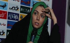 التلفزيون الإيراني يفصل مذيعة “ محجبة ” لظهورها في فيديو تتعاطى ” البيرة “