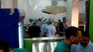 في مصر .. أطباء يبيعون ” ساندوتشات كبدة ” في غرفة عمليات !