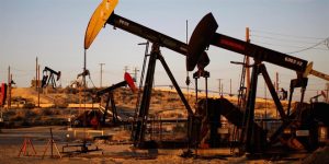 النفط يهبط نحو 2.5% بعد تقرير يتوقع زيادة إنتاج أوبك