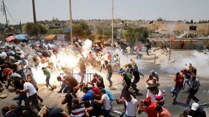 الفلسطينيون يرفضون دخول الأقصى من البوابات الإلكترونية لليوم السابع