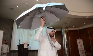 يمكنها العمل 8 ساعات متواصلة .. مهندس سعودي يخترع ” مظلة مكيفة ” للحجاج