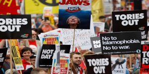 مئات البريطانيين يواصلون مظاهراتهم ضد الحكومة الجديدة