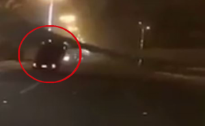 بالفيديو .. عاصفة قوية توقف سيارة على عجلاتها الخلفية في السعودية