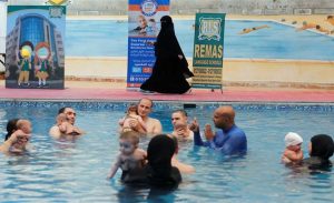 بالفيديو .. تعليم أطفال حديثي الولادة السباحة بالقاهرة