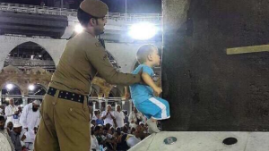 السعودية : صورة رجل أمن يرفع طفلاً لتقبيل الكعبة المشرفة تثير الإعجاب عبر مواقع التواصل