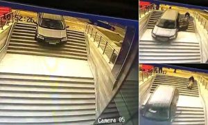 بالفيديو .. امرأة تشيلية تحطم سيارتها من فوق الدرج