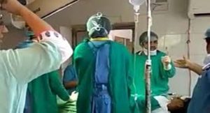 بالفيديو .. شجار بين طبيبين هنديين أثناء إجراء عملية لامرأة حامل