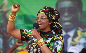 سيدة زيمبابوي الأولى تعتدي بالضرب على عارضة أزياء في جنوب أفريقيا !