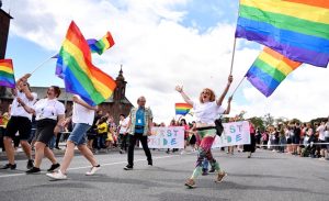 بالصور .. مسيرات ” للمثليين ” في ألمانيا و السويد احتفالاً بـ “موكب جاي السنوي “